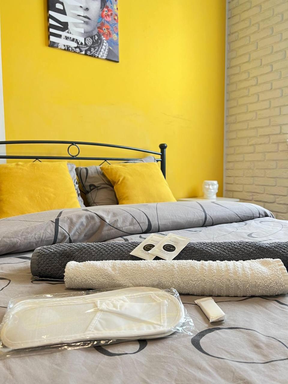 Moonlight Hostel Leopoli Esterno foto
