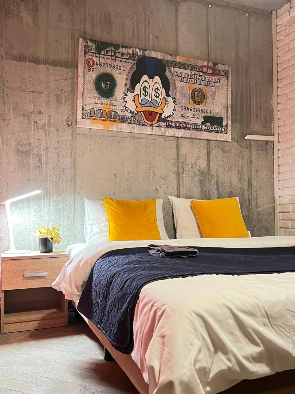 Moonlight Hostel Leopoli Esterno foto