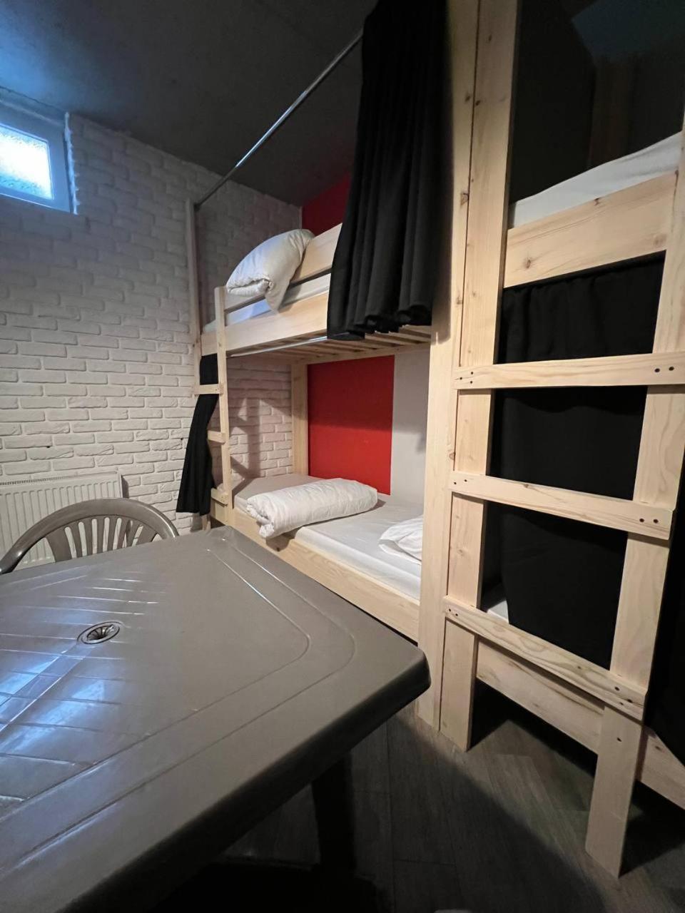 Moonlight Hostel Leopoli Esterno foto